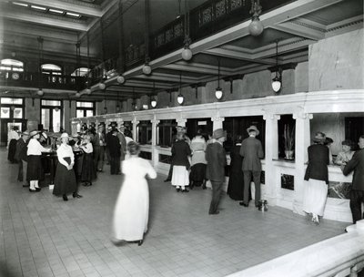 Vista interna della hall e delle finestre dei cassieri alla Mercantile Trust Company da W. C. Persons